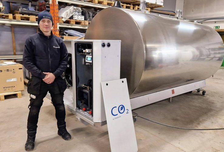 Kylmäkärki Oy:n asentaja Jarkko Kunnaskari Kylmäkärki Oy:n Forssan asentaja Jarkko Kunnaskari CO2 by Wedholms-tilasäiliön äärellä. Etelä-Suomen Sanomat artikkelilkuva.